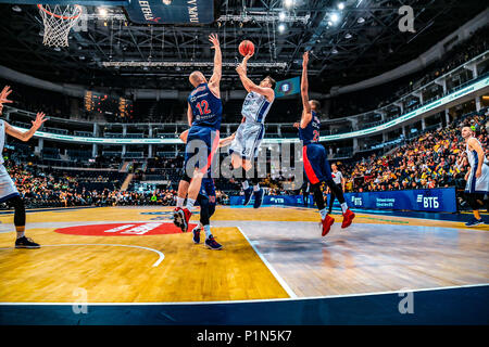 Moscou, Moscou, Russie. 8 juin, 2018. Kyle Kuric du Zénith Saint-Pétersbourg en action contre le CSKA Moscou Pavel Korobkov pendant la demi-finale du Final Four VTB entre le CSKA Moscou et le Zénith Saint-Pétersbourg. Le CSKA Moscou a battu le Zénith Saint-Pétersbourg 84-67 pour atteindre la finale. Crédit : Nicolas Muller SOPA/Images/ZUMA/Alamy Fil Live News Banque D'Images