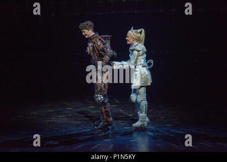 10 juin 2018, l'Allemagne, Bochum : Georgina Hagen (r) que Pearl avec Blake Patrick Anderson (l) comme Rusty le moteur à vapeur dans la comédie musicale Starlight Express. La comédie musicale a été réalisée à Bochum sans interruption depuis 1988. Une nouvelle version développée par Andrew Lloyd Webber est due à être effectuée à partir du 12 juin. Photo : Caroline Seidel/dpa Banque D'Images