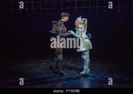 10 juin 2018, l'Allemagne, Bochum : Georgina Hagen (r) que Pearl avec Blake Patrick Anderson (l) comme Rusty le moteur à vapeur dans la comédie musicale Starlight Express. La comédie musicale a été réalisée à Bochum sans interruption depuis 1988. Une nouvelle version développée par Andrew Lloyd Webber est due à être effectuée à partir du 12 juin. Photo : Caroline Seidel/dpa Banque D'Images