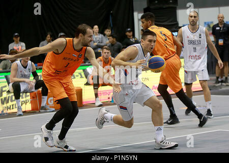 Bulacan, Philippines. 12 Juin, 2018. Stefan Stojacic (C) de la Serbie est en concurrence au cours de l'or contre les Pays-Bas à la FIBA 3x3 Coupe du Monde en province de Bulacan, aux Philippines, le 12 juin 2018. La Serbie a gagné 16-13. Credit : Rouelle Umali/Xinhua/Alamy Live News Banque D'Images