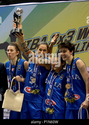 Bulacan, Philippines. 12 Juin, 2018. Les joueurs de l'Italie célébrer avec leur médaille d'or et le trophée après avoir remporté le women's championship match dans le 3x3 de la FIBA World Cup dans la province de Bulacan, aux Philippines, le 12 juin 2018. L'Italie a gagné 16-12. Credit : Rouelle Umali/Xinhua/Alamy Live News Banque D'Images