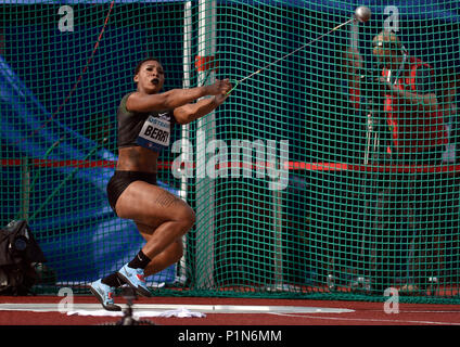 US Gwen Berry fait un essai dans le lancer du marteau femmes compétition à la Golden Spike, une réunion d'athlétisme de l'IAAF World Challenge, à Ostrava, en République tchèque, le 12 juin 2018. (Photo/CTK Jaroslav Ozana) Banque D'Images