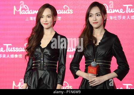 Shanghai, Chine. 12 Juin, 2018. L'actrice chinoise Tang Tiffany et sa figure de cire peuvent être vus au Musée de cire Madame Tussaud's à Shanghai. Crédit : SIPA Asie/ZUMA/Alamy Fil Live News Banque D'Images