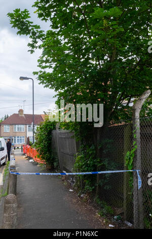 South Harrow, Londres, Angleterre. 12 juin 2018. Recherche d'indices de la police et de protéger les lieux de l'incident de violence la plus récente de Harrow, contribuant à la taux de crimes de violence continue à Londres. L'emplacement est très proche de poignarder un récent de 17 ans et fait partie de la même enquête. La police serait seulement dire que quelqu'un avait été très gravement blessé. Ils ont entrepris une recherche de pointe du doigt la scène du crime sur Roxeth Green Avenue, South Harrow. © Tim crédit Ring/Alamy Live News Banque D'Images