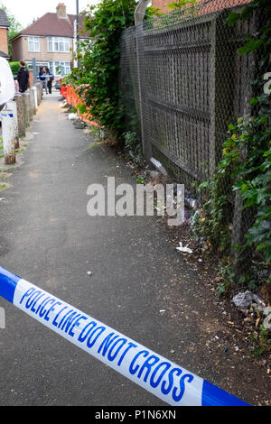 South Harrow, Londres, Angleterre. 12 juin 2018. Recherche d'indices de la police et de protéger les lieux de l'incident de violence la plus récente de Harrow, contribuant à la taux de crimes de violence continue à Londres. L'emplacement est très proche de poignarder un récent de 17 ans et fait partie de la même enquête. La police serait seulement dire que quelqu'un avait été très gravement blessé. Ils ont entrepris une recherche de pointe du doigt la scène du crime sur Roxeth Green Avenue, South Harrow. © Tim crédit Ring/Alamy Live News Banque D'Images