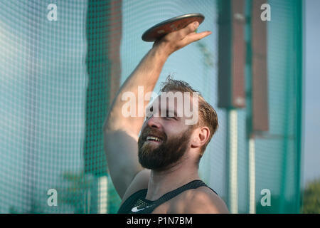 Robert Harting de l'Allemagne fait une tentative dans l'épreuve du lancer de compétition à la Golden Spike, une réunion d'athlétisme de l'IAAF World Challenge, à Ostrava, en République tchèque, le 12 juin 2018. (Photo/CTK Jaroslav Ozana) Banque D'Images