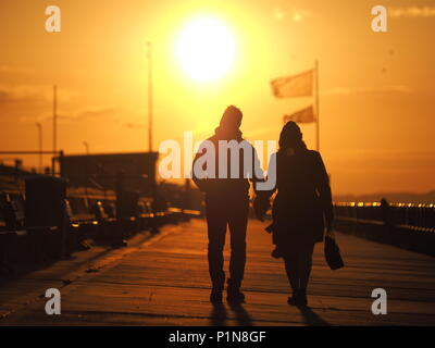 Minster sur mer, Kent, UK. 12 Juin, 2018. Météo France : le coucher du soleil à Minster en mer, Kent. Credit : James Bell/Alamy Live News Banque D'Images