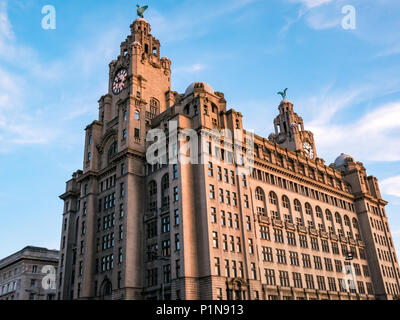 Front de mer de Liverpool, Liverpool, Angleterre, Royaume-Uni, le 12 juin 2018. Météo France : coucher de soleil sur les quais à Liverpool. L'historique quartier Art déco Royal Liver Building fait un contraste frappant avec la faible lumière au coucher du soleil Banque D'Images