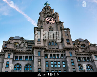 Front de mer de Liverpool, Liverpool, Angleterre, Royaume-Uni, le 12 juin 2018. Météo France : coucher de soleil sur les quais à Liverpool. L'historique quartier Art déco Royal Liver Building fait un contraste frappant avec la faible lumière au crépuscule avec la tour de l'horloge et liver bird lit up at night Banque D'Images