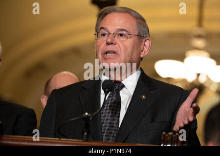 Washington, États-Unis d'Amérique. 12 Juin, 2018. Le sénateur Bob Menendez, le démocrate du New Jersey, parle avec les journalistes à la suite d'un déjeuner à la politique United States Capitol à Washington, DC Le 12 juin 2018. Crédit : Alex Edelman/CNP Crédit dans le monde entier | conditions : dpa/Alamy Live News Banque D'Images