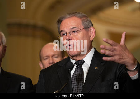 Washington, États-Unis d'Amérique. 12 Juin, 2018. Le sénateur Bob Menendez, le démocrate du New Jersey, parle avec les journalistes à la suite d'un déjeuner à la politique United States Capitol à Washington, DC Le 12 juin 2018. Crédit : Alex Edelman/CNP Crédit dans le monde entier | conditions : dpa/Alamy Live News Banque D'Images