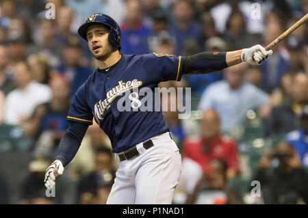 Milwaukee, WI, USA. 11 Juin, 2018. Le voltigeur des Milwaukee Brewers Ryan Braun # 8 en action au cours de la partie de baseball de ligue majeure entre les Milwaukee Brewers et les Cubs de Chicago au Miller Park de Milwaukee, WI. John Fisher/CSM/Alamy Live News Banque D'Images