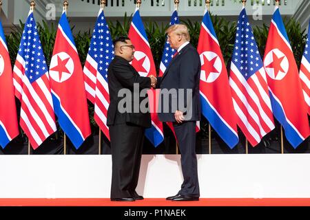 Le Président américain Donald Trump, droite, serre la main avec le dirigeant nord-coréen Kim Jong Un à la Capella resort 12 juin 2018 dans l'île de Sentosa, Singapour. Banque D'Images