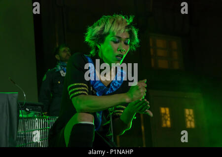 Madrid, Espagne. 12 Juin, 2018. Filasṭyn & Nova effectuée au square Santa Ana à Madrid pour l'ouverture de festival organisé par ZIP Teatro Español avec leur spectacle "Drapetomania" Crédit : Lora Grigorova/Alamy Live News Banque D'Images