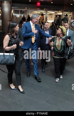 Brooklyn, New York, USA. 12 Juin, 2018. Maire de la ville de New York, Bill De Blasio, le président du Conseil de la ville de New York Corey Johnson, New York Les membres du Conseil, Laurie Cumbo, Robert Cornegy, ainsi que les usagers du transport en commun, assister au rassemblement célébrant la Juste Loi de financement des tarifs qui permettrait d'assurer la moitié des tarifs du transport en commun bon marché pour ceux qui ont besoin de cette aide qui a été fixé par le président du Conseil de la ville de New York Corey Johnson et les membres de la Nouvelle Ville Conseil tenu à Occulus Station à Broadway et Fulton moyeu train le 12 juin 2018 à New York. Credit : Mpi43/media/Alamy Punch Live News Banque D'Images