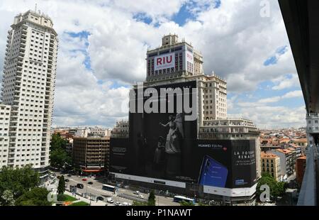 Madrid. 12 Juin, 2018. Photo prise le 12 juin 2018 montre un échafaudage bannières publicitaires Huawei P20 Pro à l'extérieur d'un bâtiment à Madrid, Espagne. Huawei a reçu mardi un record mondial Guinness pour le plus important certificat 'échafaudage bannière dans le monde". Credit : Guo Qiuda/Xinhua/Alamy Live News Banque D'Images