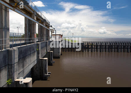 Stuart, Florida, USA. 12 Juin, 2018. L'eau du lac Okeechobee au Port Mayaca locks semble montrer aucun signe d'algues le 12 juin 2018. Rejets par le billet d'écluses le long du canal dans le fleuve Lucie Lucie River. Credit : Allen Eyestone/Le Palm Beach Post/ZUMA/Alamy Fil Live News Banque D'Images