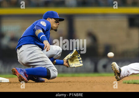 Milwaukee, WI, USA. 12 Juin, 2018. Cubs de Chicago le deuxième but Javier Baez # 9 tire le penalty au cours de la partie de baseball de ligue majeure entre les Milwaukee Brewers et les Cubs de Chicago au Miller Park de Milwaukee, WI. John Fisher/CSM/Alamy Live News Banque D'Images