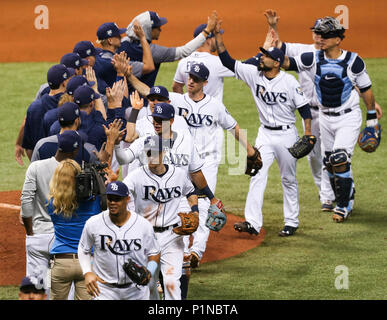 Saint Petersburg, Florida, USA. 12 Juin, 2018. CHRIS URSO | fois.Les Rays de Tampa Bay célèbrent leur victoire de 4-1 sur les Blue Jays de Toronto le mardi 12 juin 2018 à Saint-Pétersbourg. Crédit : Chris Urso/Tampa Bay Times/ZUMA/Alamy Fil Live News Banque D'Images