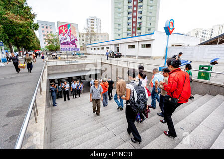 Pyongyang, Pyongyang, la Chine. 13 Juin, 2018. Le métro de Pyongyang est le système de métro dans la capitale nord-coréenne Pyongyang. Il se compose de deux lignes : la ligne Chollima, qui s'étend du nord de l'PuhÃ…Â-ng Station sur les rives de la Rivière Taedong pour PulgÃ nbyÃ-…Â…Âl, et le Âksin HyÃ…et qui relie la station de Kwangbok au sud-ouest à RagwÃ… Station Ân dans le nord-est. Les deux lignes se rejoignent à ChÃ…Ânu Station. Crédit : SIPA Asie/ZUMA/Alamy Fil Live News Banque D'Images