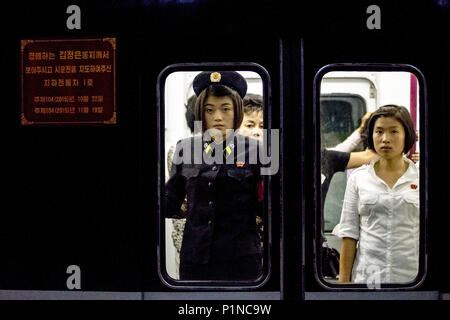 Pyongyang, Pyongyang, la Chine. 13 Juin, 2018. Le métro de Pyongyang est le système de métro dans la capitale nord-coréenne Pyongyang. Il se compose de deux lignes : la ligne Chollima, qui s'étend du nord de l'PuhÃ…Â-ng Station sur les rives de la Rivière Taedong pour PulgÃ nbyÃ-…Â…Âl, et le Âksin HyÃ…et qui relie la station de Kwangbok au sud-ouest à RagwÃ… Station Ân dans le nord-est. Les deux lignes se rejoignent à ChÃ…Ânu Station. Crédit : SIPA Asie/ZUMA/Alamy Fil Live News Banque D'Images