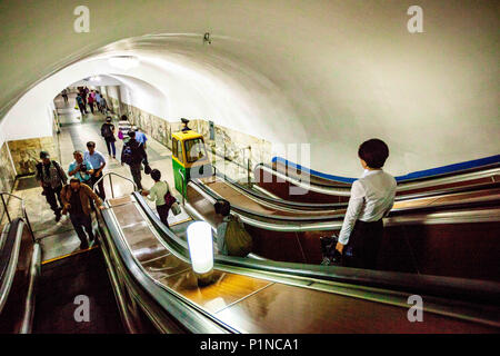 Pyongyang, Pyongyang, la Chine. 13 Juin, 2018. Le métro de Pyongyang est le système de métro dans la capitale nord-coréenne Pyongyang. Il se compose de deux lignes : la ligne Chollima, qui s'étend du nord de l'PuhÃ…Â-ng Station sur les rives de la Rivière Taedong pour PulgÃ nbyÃ-…Â…Âl, et le Âksin HyÃ…et qui relie la station de Kwangbok au sud-ouest à RagwÃ… Station Ân dans le nord-est. Les deux lignes se rejoignent à ChÃ…Ânu Station. Crédit : SIPA Asie/ZUMA/Alamy Fil Live News Banque D'Images