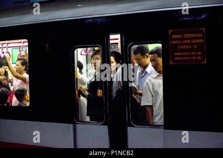 Pyongyang, Pyongyang, la Chine. 13 Juin, 2018. Le métro de Pyongyang est le système de métro dans la capitale nord-coréenne Pyongyang. Il se compose de deux lignes : la ligne Chollima, qui s'étend du nord de l'PuhÃ…Â-ng Station sur les rives de la Rivière Taedong pour PulgÃ nbyÃ-…Â…Âl, et le Âksin HyÃ…et qui relie la station de Kwangbok au sud-ouest à RagwÃ… Station Ân dans le nord-est. Les deux lignes se rejoignent à ChÃ…Ânu Station. Crédit : SIPA Asie/ZUMA/Alamy Fil Live News Banque D'Images