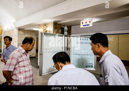 Pyongyang, Pyongyang, la Chine. 13 Juin, 2018. Le métro de Pyongyang est le système de métro dans la capitale nord-coréenne Pyongyang. Il se compose de deux lignes : la ligne Chollima, qui s'étend du nord de l'PuhÃ…Â-ng Station sur les rives de la Rivière Taedong pour PulgÃ nbyÃ-…Â…Âl, et le Âksin HyÃ…et qui relie la station de Kwangbok au sud-ouest à RagwÃ… Station Ân dans le nord-est. Les deux lignes se rejoignent à ChÃ…Ânu Station. Crédit : SIPA Asie/ZUMA/Alamy Fil Live News Banque D'Images