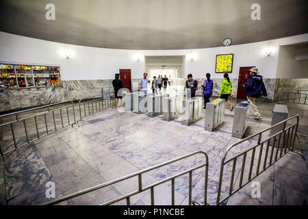 Pyongyang, Pyongyang, la Chine. 13 Juin, 2018. Le métro de Pyongyang est le système de métro dans la capitale nord-coréenne Pyongyang. Il se compose de deux lignes : la ligne Chollima, qui s'étend du nord de l'PuhÃ…Â-ng Station sur les rives de la Rivière Taedong pour PulgÃ nbyÃ-…Â…Âl, et le Âksin HyÃ…et qui relie la station de Kwangbok au sud-ouest à RagwÃ… Station Ân dans le nord-est. Les deux lignes se rejoignent à ChÃ…Ânu Station. Crédit : SIPA Asie/ZUMA/Alamy Fil Live News Banque D'Images