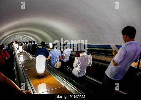 Pyongyang, Pyongyang, la Chine. 13 Juin, 2018. Le métro de Pyongyang est le système de métro dans la capitale nord-coréenne Pyongyang. Il se compose de deux lignes : la ligne Chollima, qui s'étend du nord de l'PuhÃ…Â-ng Station sur les rives de la Rivière Taedong pour PulgÃ nbyÃ-…Â…Âl, et le Âksin HyÃ…et qui relie la station de Kwangbok au sud-ouest à RagwÃ… Station Ân dans le nord-est. Les deux lignes se rejoignent à ChÃ…Ânu Station. Crédit : SIPA Asie/ZUMA/Alamy Fil Live News Banque D'Images