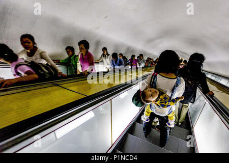 Pyongyang, Pyongyang, la Chine. 13 Juin, 2018. Le métro de Pyongyang est le système de métro dans la capitale nord-coréenne Pyongyang. Il se compose de deux lignes : la ligne Chollima, qui s'étend du nord de l'PuhÃ…Â-ng Station sur les rives de la Rivière Taedong pour PulgÃ nbyÃ-…Â…Âl, et le Âksin HyÃ…et qui relie la station de Kwangbok au sud-ouest à RagwÃ… Station Ân dans le nord-est. Les deux lignes se rejoignent à ChÃ…Ânu Station. Crédit : SIPA Asie/ZUMA/Alamy Fil Live News Banque D'Images