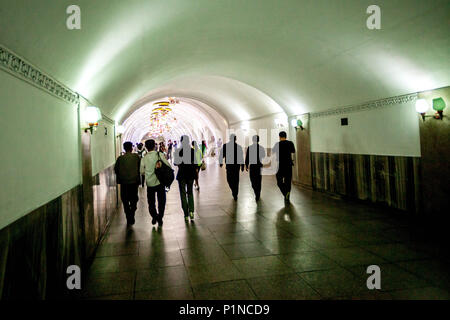 Pyongyang, Pyongyang, la Chine. 13 Juin, 2018. Le métro de Pyongyang est le système de métro dans la capitale nord-coréenne Pyongyang. Il se compose de deux lignes : la ligne Chollima, qui s'étend du nord de l'PuhÃ…Â-ng Station sur les rives de la Rivière Taedong pour PulgÃ nbyÃ-…Â…Âl, et le Âksin HyÃ…et qui relie la station de Kwangbok au sud-ouest à RagwÃ… Station Ân dans le nord-est. Les deux lignes se rejoignent à ChÃ…Ânu Station. Crédit : SIPA Asie/ZUMA/Alamy Fil Live News Banque D'Images