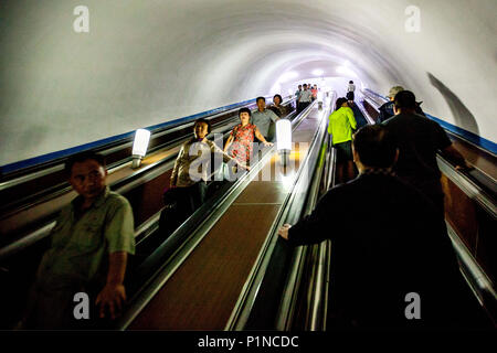 Pyongyang, Pyongyang, la Chine. 13 Juin, 2018. Le métro de Pyongyang est le système de métro dans la capitale nord-coréenne Pyongyang. Il se compose de deux lignes : la ligne Chollima, qui s'étend du nord de l'PuhÃ…Â-ng Station sur les rives de la Rivière Taedong pour PulgÃ nbyÃ-…Â…Âl, et le Âksin HyÃ…et qui relie la station de Kwangbok au sud-ouest à RagwÃ… Station Ân dans le nord-est. Les deux lignes se rejoignent à ChÃ…Ânu Station. Crédit : SIPA Asie/ZUMA/Alamy Fil Live News Banque D'Images