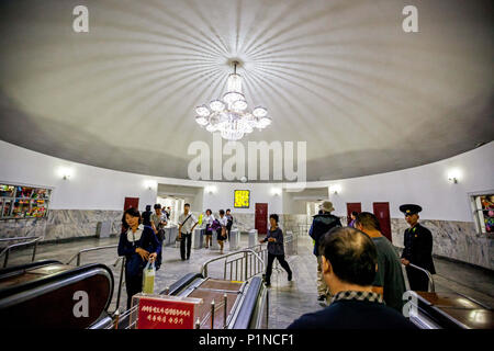 Pyongyang, Pyongyang, la Chine. 13 Juin, 2018. Le métro de Pyongyang est le système de métro dans la capitale nord-coréenne Pyongyang. Il se compose de deux lignes : la ligne Chollima, qui s'étend du nord de l'PuhÃ…Â-ng Station sur les rives de la Rivière Taedong pour PulgÃ nbyÃ-…Â…Âl, et le Âksin HyÃ…et qui relie la station de Kwangbok au sud-ouest à RagwÃ… Station Ân dans le nord-est. Les deux lignes se rejoignent à ChÃ…Ânu Station. Crédit : SIPA Asie/ZUMA/Alamy Fil Live News Banque D'Images