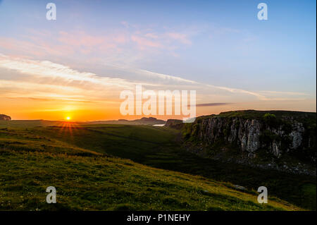 Peler Crag, UK. 13 juin 2018. Une fois préparé, UK : un beau lever de soleil comprend l'imposante falaise donnant sur Peel, mur d'Hadrien. Une belle lumière baigne les croquants, avec Crag Lough brillants dans la distance. Credit : James W. Fortune/Alamy News Banque D'Images