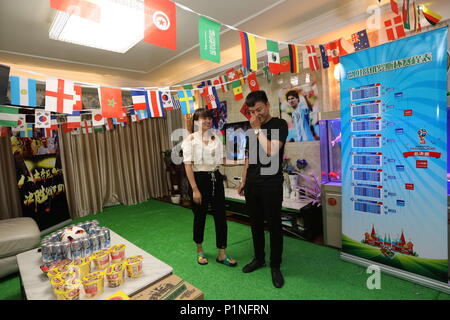 Zhengzh Zhengzh, Chine. 12 Juin, 2018. Zhengzhou, Chine 12 juin 2018 : naissances, épouse d'un fan de football, décore son appartement avec des décorations sur le thème de la Coupe du Monde à Zhengzhou, province du Henan en Chine centrale. Crédit : SIPA Asie/ZUMA/Alamy Fil Live News Banque D'Images