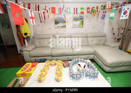 Zhengzh Zhengzh, Chine. 12 Juin, 2018. Zhengzhou, Chine 12 juin 2018 : naissances, épouse d'un fan de football, décore son appartement avec des décorations sur le thème de la Coupe du Monde à Zhengzhou, province du Henan en Chine centrale. Crédit : SIPA Asie/ZUMA/Alamy Fil Live News Banque D'Images