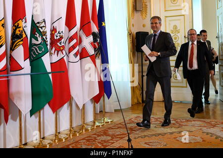 Vienne, Autriche. 13 juin 2018. Conseil ministériel du Gouvernement fédéral autrichien à la Chancellerie fédérale de Vienne. La photo montre le ministre des Finances de la République d'Autriche, Hartwig Löger, et le secrétaire d'État au ministère fédéral des Finances, Hubert Fuchs. Credit: Franz PERC / Alamy Live News Banque D'Images