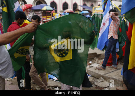 Dhaka, Bangladesh. 11 Juin, 2018. Un vendeur de rue offre à la clientèle du pavillon du Brésil avant la coupe du monde de la FIFA à Gulishthan. Les fans de football se préparent pour la prochaine Coupe du Monde de football en Russie du 14 juin au 15 juillet 2018. Credit : Md. Mehedi Hasan/ZUMA/Alamy Fil Live News Banque D'Images