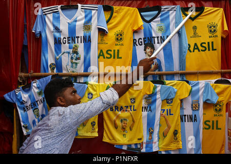 Dhaka, Bangladesh. 11 Juin, 2018. Un vendeur de rue organiser Brésil jersey dans un magasin à l'avance de la coupe du monde de la FIFA à Gulishthan. Les fans de football se préparent pour la prochaine Coupe du Monde de football en Russie du 14 juin au 15 juillet 2018. Credit : Md. Mehedi Hasan/ZUMA/Alamy Fil Live News Banque D'Images