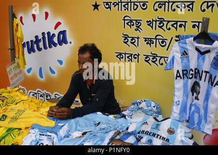 Dhaka, Bangladesh. 11 Juin, 2018. Un vendeur de rue attend les clients en tant qu'il vend des maillots de football coupe du monde Coupe du monde de l'avant près de Gulishthan. Les fans de football se préparent pour la prochaine Coupe du Monde de football en Russie du 14 juin au 15 juillet 2018. Credit : Md. Mehedi Hasan/ZUMA/Alamy Fil Live News Banque D'Images