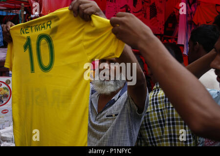 Dhaka, Bangladesh. 11 Juin, 2018. Un homme vérifie un jersey Neymar près d'un côté de la route de l'avant du magasin de la coupe du monde de la FIFA à Gulishthan. Les fans de football se préparent pour la prochaine Coupe du Monde de football en Russie du 14 juin au 15 juillet 2018. Credit : Md. Mehedi Hasan/ZUMA/Alamy Fil Live News Banque D'Images