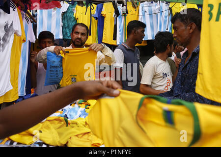 Dhaka, Bangladesh. 11 Juin, 2018. Un homme vérifie une coupe du monde de jersey à proximité d'un côté de la route de l'avant du magasin de la coupe du monde de la FIFA à Gulishthan. Les fans de football se préparent pour la prochaine Coupe du Monde de football en Russie du 14 juin au 15 juillet 2018. Credit : Md. Mehedi Hasan/ZUMA/Alamy Fil Live News Banque D'Images