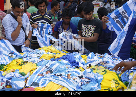 Dhaka, Bangladesh. 11 Juin, 2018. Les gens de consulter une coupe du monde de jersey à proximité d'un côté de la route de l'avant du magasin de la coupe du monde de la FIFA à Gulishthan. Les fans de football se préparent pour la prochaine Coupe du Monde de football en Russie du 14 juin au 15 juillet 2018. Credit : Md. Mehedi Hasan/ZUMA/Alamy Fil Live News Banque D'Images