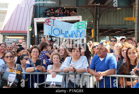 New York, USA. 12 juin 2018. 12 juin 2018, New York, USA : Fans attendez-NOUS star hollywoodienne John Travolta et son épouse, l'actrice Kelly Preston, en face de la 'food Lenny's Pizza' sur 86th Street à Bensonhurst. Travolta a acheté deux tranches de Margehrita dans son rôle de Tony Manero dans la discothèque classique film 'Samedi soir Fever' il y a environ 40 ans. Photo : Christina Horsten/dpa dpa : Crédit photo alliance/Alamy Live News Banque D'Images