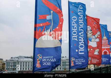 Saint Petersbourg, Russie. 12 juin 2018, Saint Petersburg - Russie. Drapeaux du Championnat du Monde de la FIFA 2018 sur Palace Bridge. Crédit : Marco Ciccolella/Alamy Live News Banque D'Images