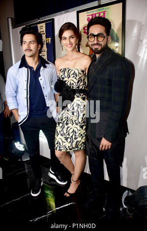 Mumbai, Inde. 12 Juin, 2018. Acteurs du film indien Varun Dhavan, Kriti Sanon et Ayushmann Khurrana posent au cours d'une conférence de presse à Mumbai pour la 19e édition de l'IIFA Awards Nexa qui passe en Thaïlande. Credit : Azhar Khan SOPA/Images/ZUMA/Alamy Fil Live News Banque D'Images