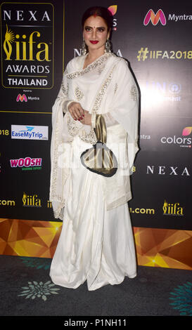 Mumbai, Inde. 12 Juin, 2018. Indian film actrice Rekha posent au cours d'une conférence de presse à Mumbai pour la 19e édition de l'IIFA Awards Nexa qui passe en Thaïlande. Credit : Azhar Khan SOPA/Images/ZUMA/Alamy Fil Live News Banque D'Images