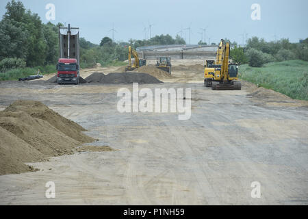 12 juin 2018, Allemagne : Tribsees, une opération conjointe de deux grandes entreprises de construction préparer un site de construction de l'autoroute A20 pour les travaux de forage prévu pour les semaines à venir. Photo : Stefan Sauer/dpa Banque D'Images