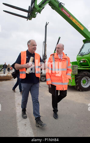 12 juin 2018, Allemagne : Tribsees, Ministre des transports Christian Pegel (SPD) est informé sur l'autoroute A20 par Ronald Normann (R), chef du département de l'autoroute au département d'Etat pour le transport et la construction de routes. Photo : Stefan Sauer/dpa Banque D'Images